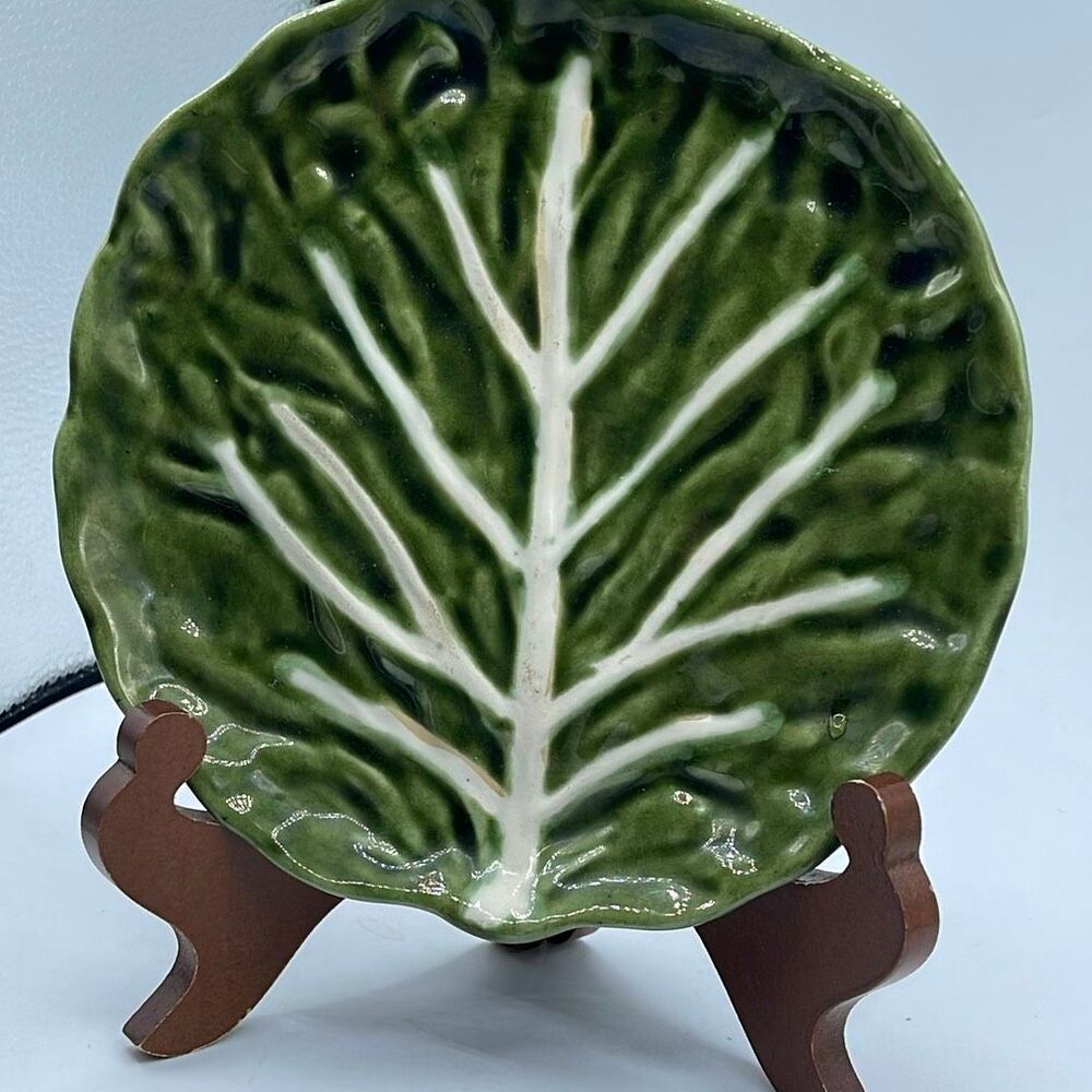 Vintage Portuguese JF Portugal pottery plate. Raised green leaf texture. - Picture 2 of 5
